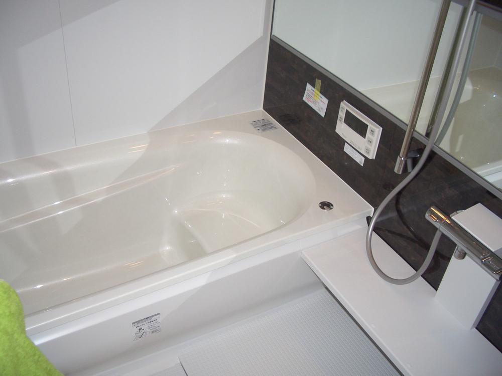 Bathroom. Wide mirror. 