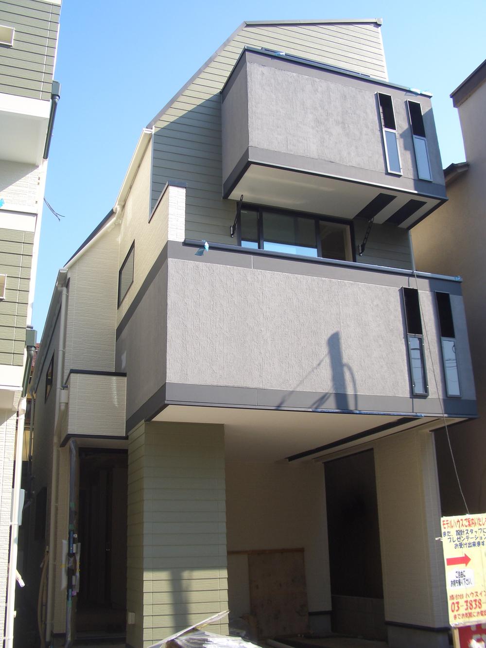 Local appearance photo. B Building appearance. It has black becomes the keynote. 