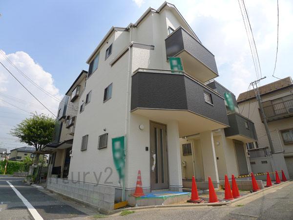 Local appearance photo. B Building