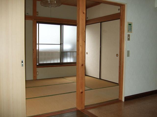 Living and room. Western-style (3 Pledge)