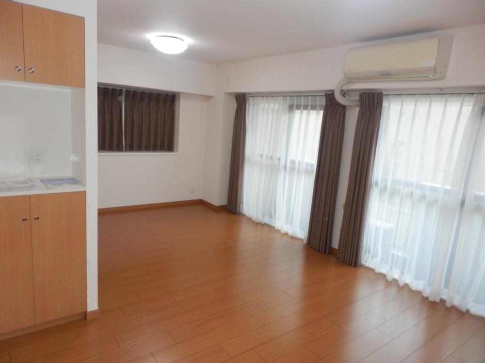 Living. Indoor (10 May 2013) Shooting. About 16.4 Pledge living dining kitchen.