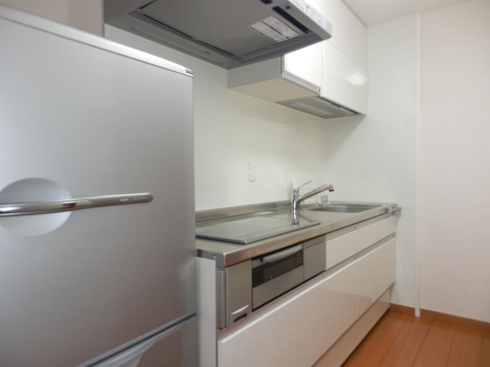 Kitchen. Indoor (10 May 2013) Shooting. It is an independent type of kitchen. Movable electric fishing cupboard has been installed. (Refrigerator are not included. )