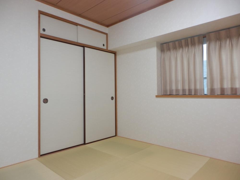 Non-living room. Indoor (10 May 2013) Shooting. Is a renovated Japanese-style.