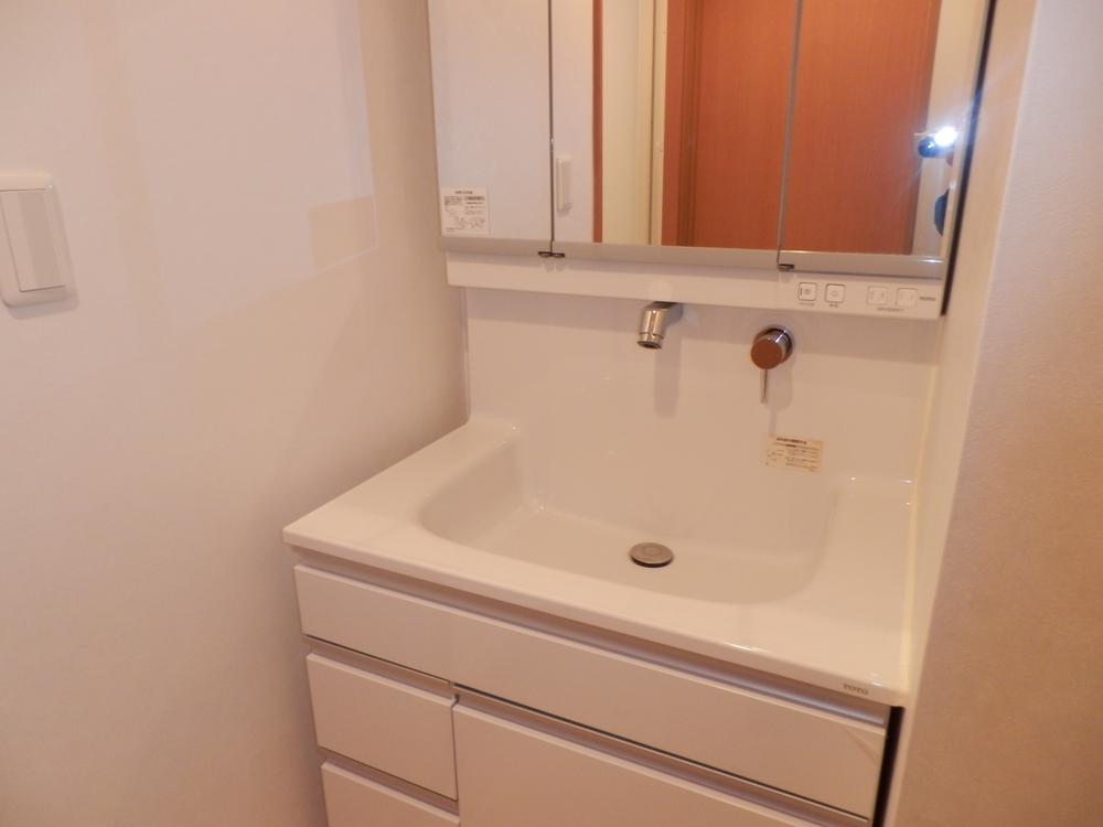 Wash basin, toilet. Indoor (10 May 2013) Shooting. Exchange already is a wash basin.