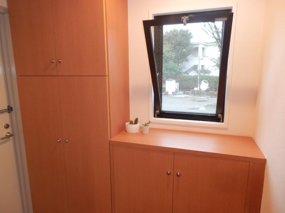 Entrance. Local (10 May 2013) Shooting. It is the front door with a window.