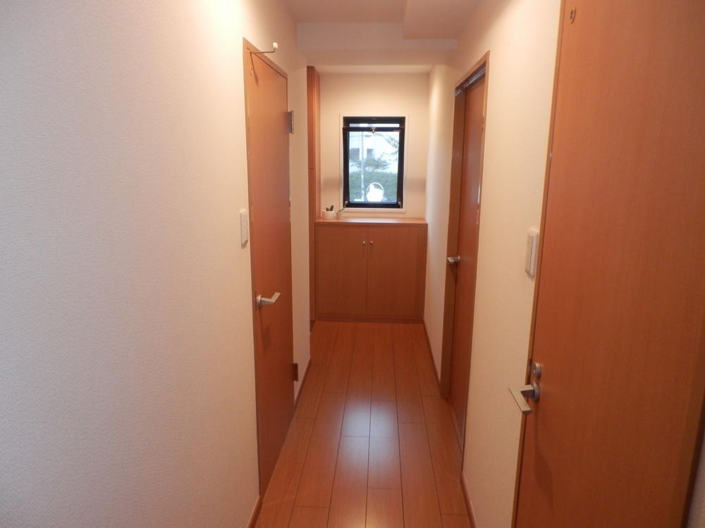 Other introspection. Indoor (10 May 2013) Shooting. It is a photograph of the corridor.