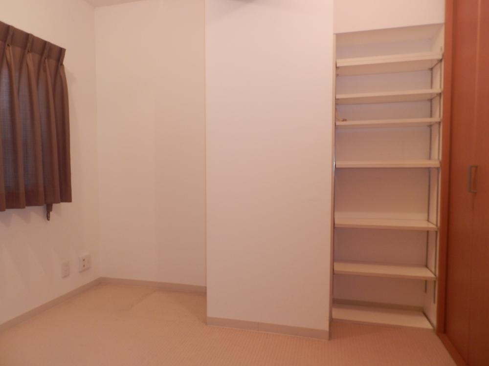 Non-living room. Indoor (10 May 2013) Shooting. A Western-style of storage and shelf.