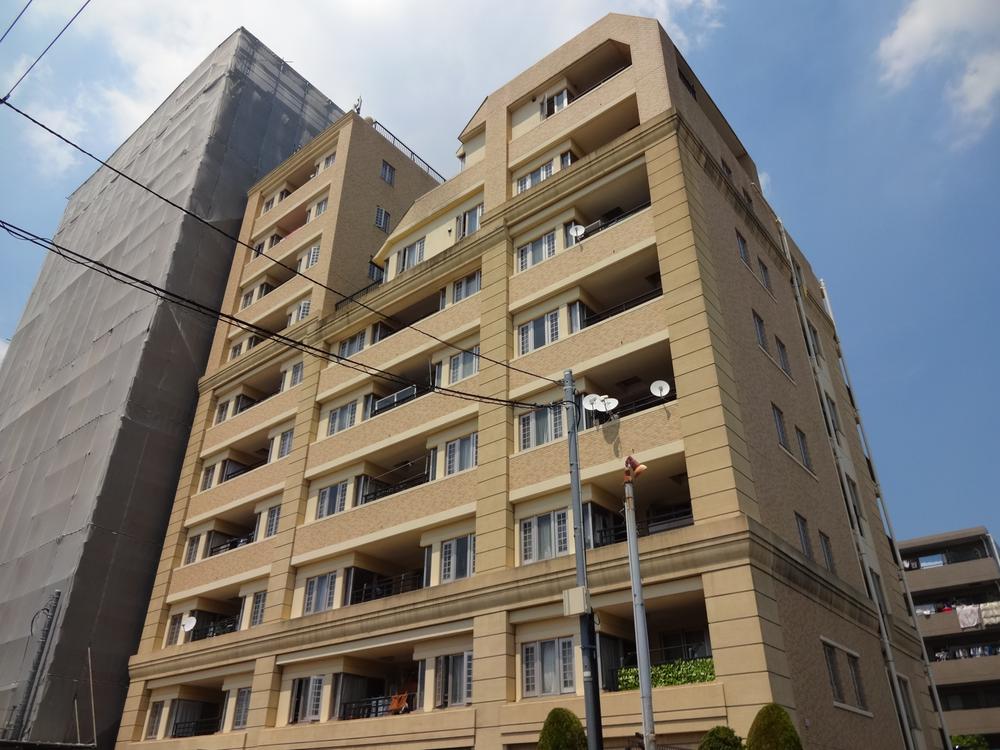 Local appearance photo.  [appearance] Appearance conspicuously eye-catching.