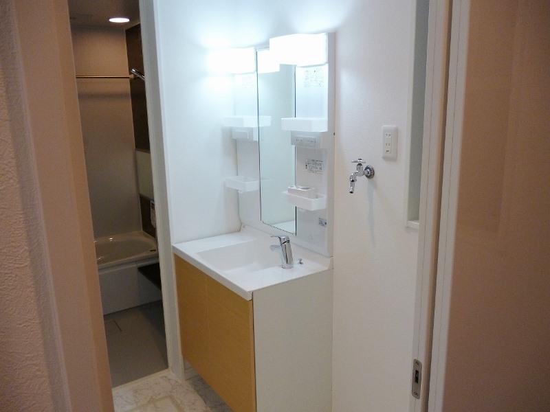 Wash basin, toilet. B Building washbasin