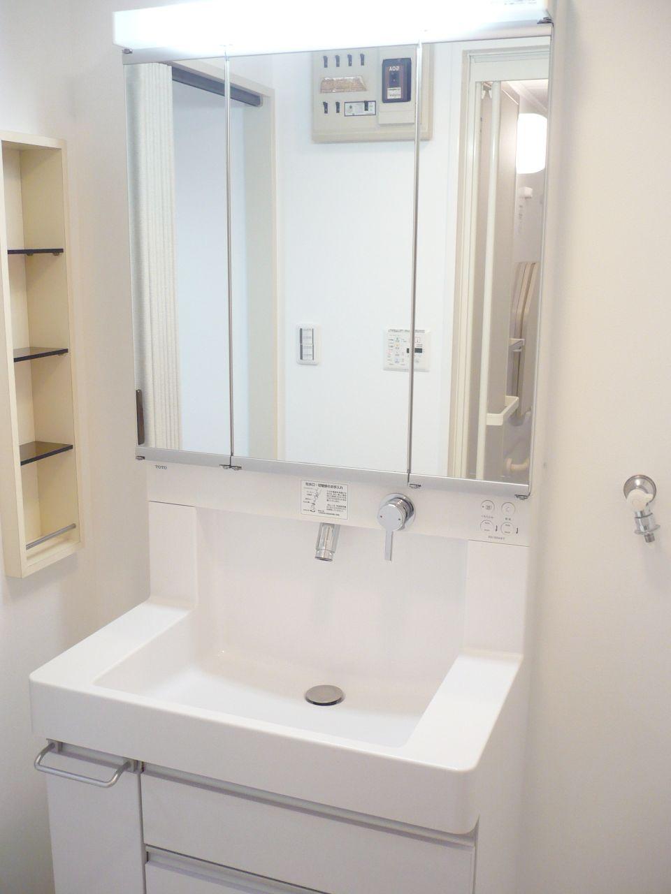 Wash basin, toilet. Wash basin