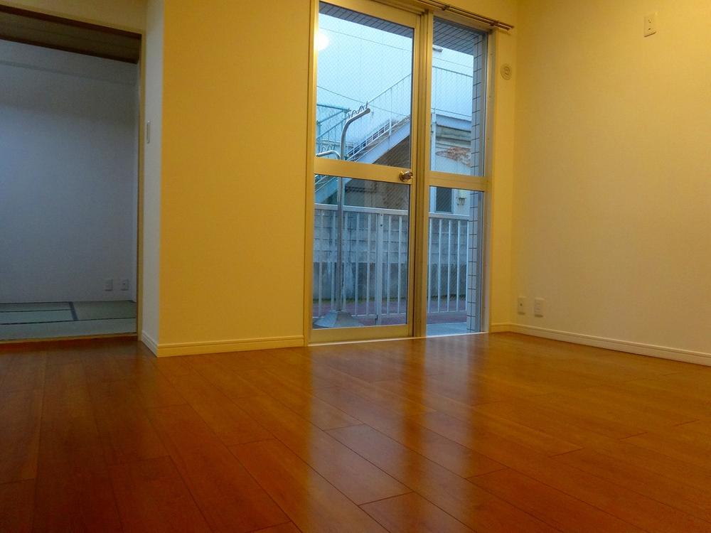 Living. On the south-facing balcony, During the day you go from the day you plug LDK in each room