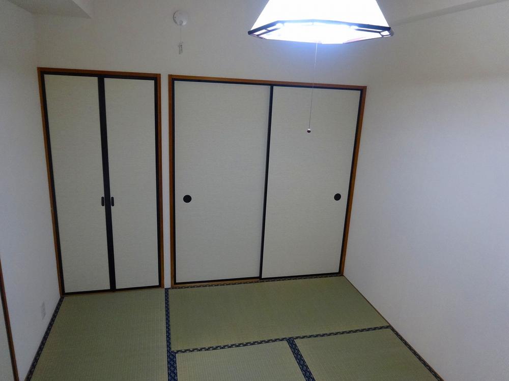 Non-living room. Abundant amount of storage in Japanese-style room