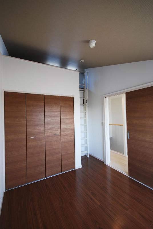 Other introspection. Third floor room is, Gradient ceiling provided with a loft space!