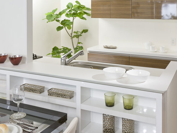 Kitchen.  [Face-to-face counter] Kitchen has adopted a face-to-face counter of depth up to about 300mm. Or temporarily placed the dishes before serving, Or decorate a flower, You can use a variety of applications. Less likely water is scattering because there is a difference in level between the sink and the counter. In addition, since face-to-face type, You can also enjoy hearthstone of the family while the housework.