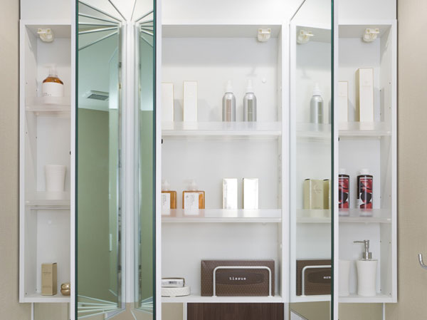 Bathing-wash room.  [Three-sided mirror with vanity] It has adopted a three-sided mirror with vanity, which also includes a three-sided mirror under mirror tailored to the child's point of view. Ensure the storage rack on the back side of the three-sided mirror. You can organize clutter, such as skin care and hair care products. Also storage rack is clean and maintain because it is clean and remove.