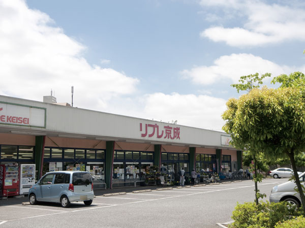 Surrounding environment. Super direct connection plan ( ※ 1). Carts used in shopping is possible to bring up directly to a dedicated cart yard of the apartment site.  ※ 1: "Super direct connection (planned)" is, By the plan to install a dedicated entrance between adjacent to the local "Libre Keisei Shinshibamata store", It may be subject to change in the future. (Libre Keisei Shinshibamata shop About up to the main entrance 140m ・ A 2-minute walk)