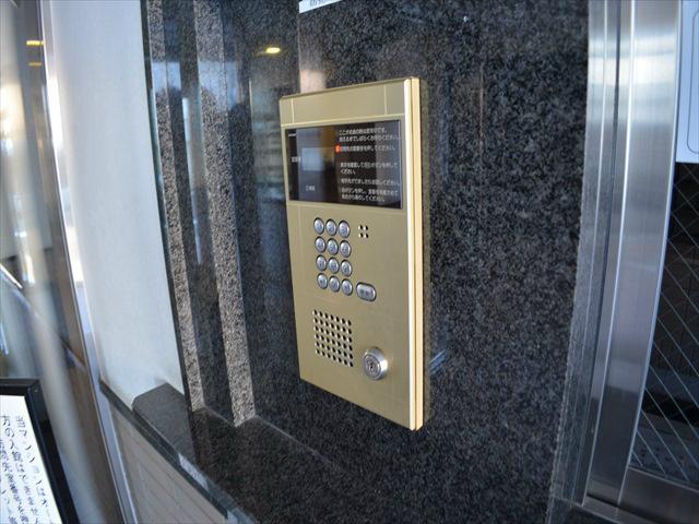 Entrance. Auto is a lock