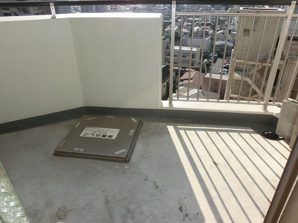 Balcony. Happy three-sided balcony southwest angle room