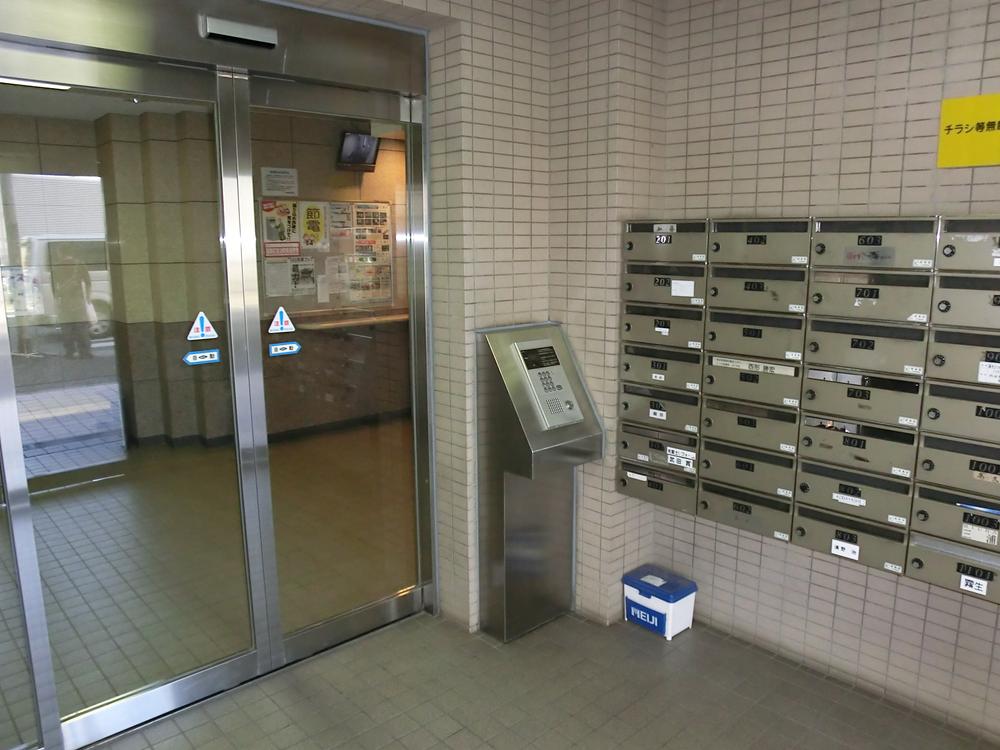 Entrance. Auto-lock of peace of mind