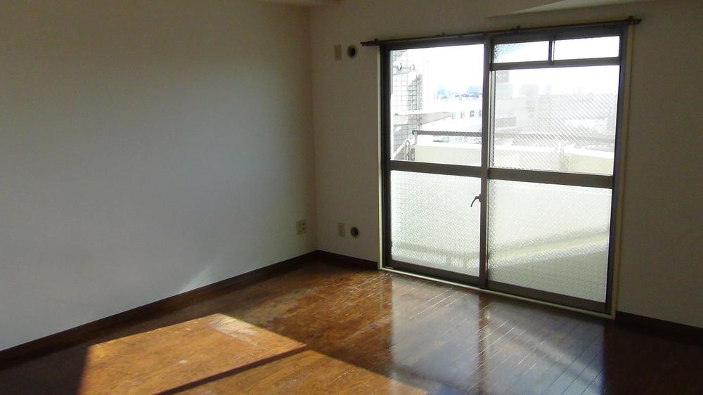 Living. Cross all the rooms over the entire surface Chokawa plan