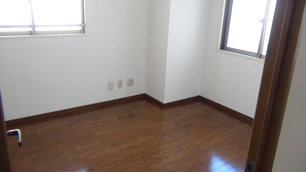 Non-living room. Western-style 4.5 Pledge