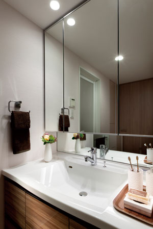 Bathing-wash room.  [Powder Room] Set up a convenient large three-sided mirror in the housing, such as cosmetics and accessories. You can keep a beautiful vanity around. Also, Provided also tissue BOX space and dryer hook, Also consideration of the day-to-day usability.