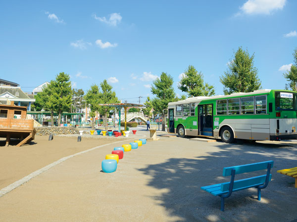 Surrounding environment. Shinjuku traffic park (about 1010m ・ Walk 13 minutes)