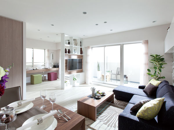 Room and equipment. Big open soft sun-drenched living room from the sash ・ Dining, Foster the petting of the family, So that the living space warm, It has been widely used layout of the space. (Model Room I type)