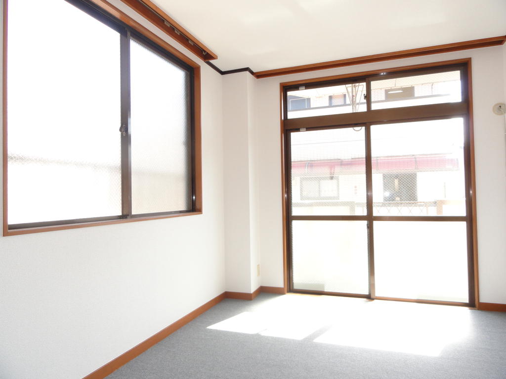 Other room space. It is a bright room with two-sided lighting.