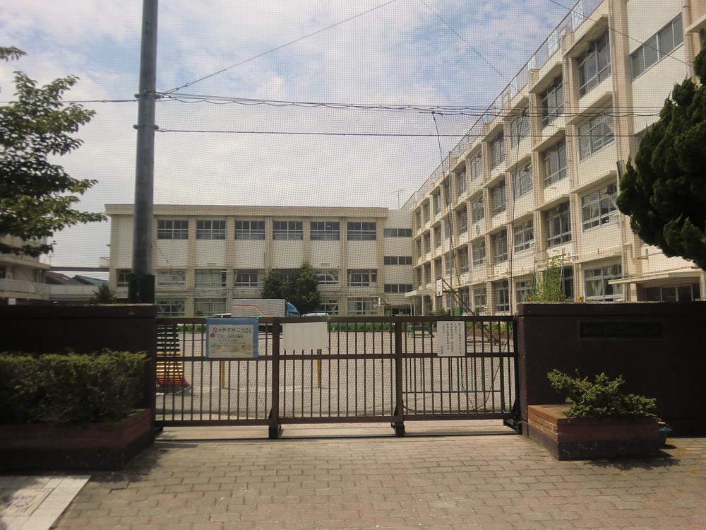 Primary school. 430m to Shinjuku Elementary School