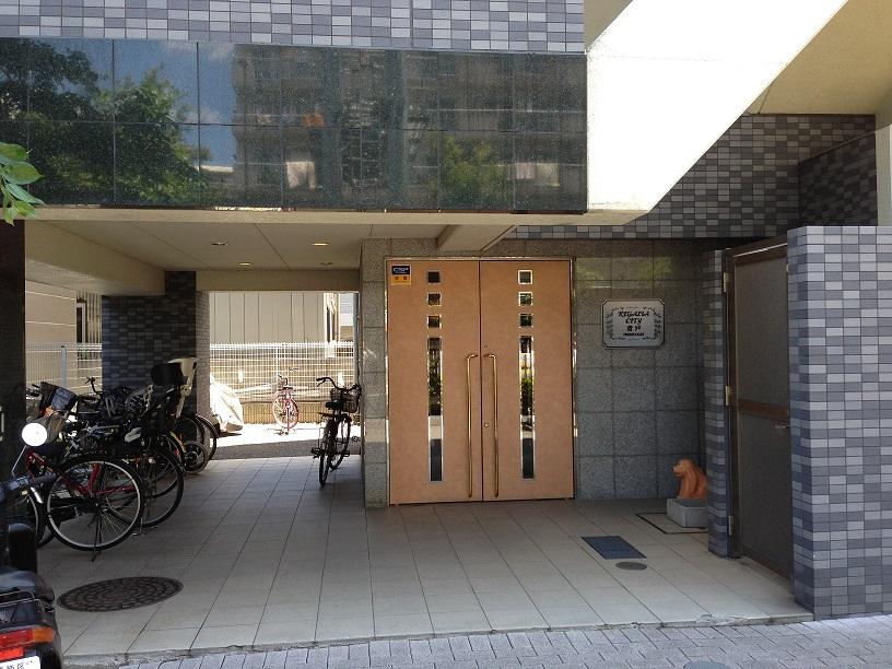 Entrance. Entrance with a grade.