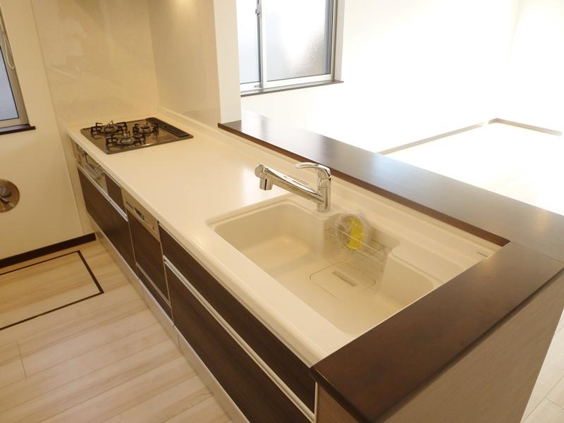 Kitchen. 1 Building kitchen is spacious sink, Cleaning is also easy to.