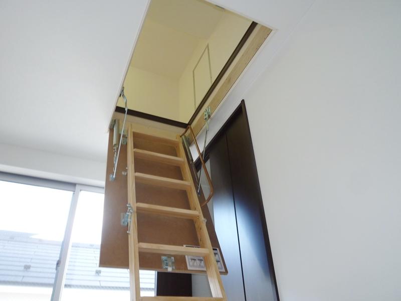 Non-living room. In Building 2 and a small attic storage, There is a walk-in closet on the first floor, It puts just not also closed blankets and fans such as clothing.