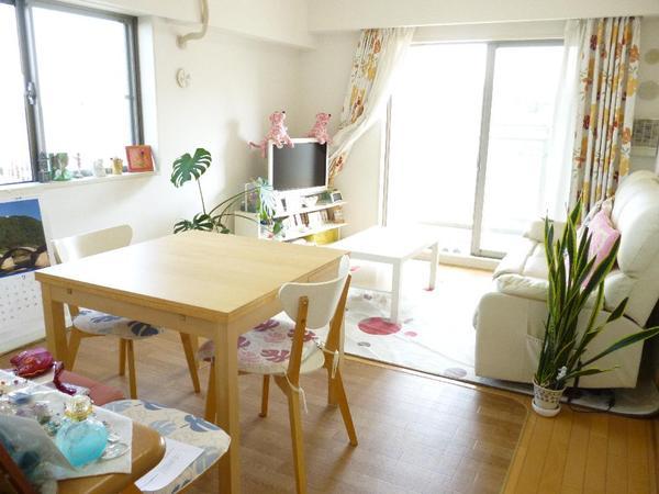 Living. Living-dining (about 11.5 tatami ・ Yang per there is the opening of the two planes ・ Ventilation is good)