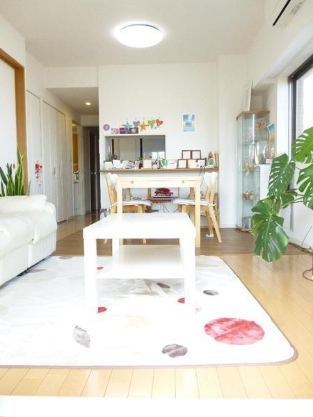 Living. Living-dining (about 11.5 tatami ・ Floor heating has been installed)