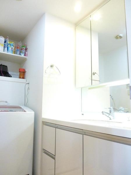 Wash basin, toilet. Wash basin