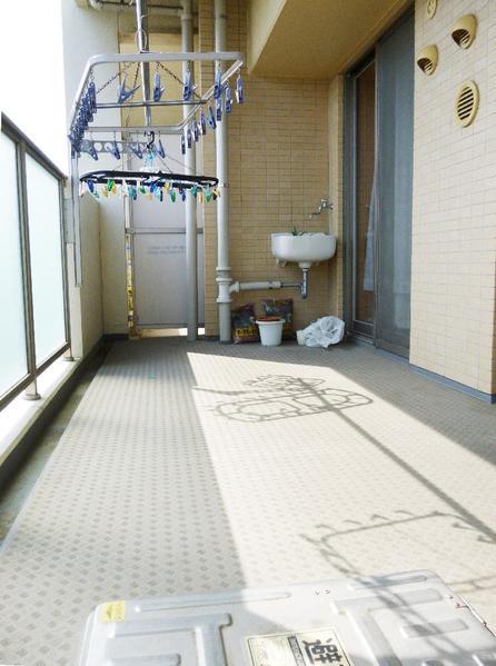 Balcony. Southeast side balcony depth There are about 2.0m