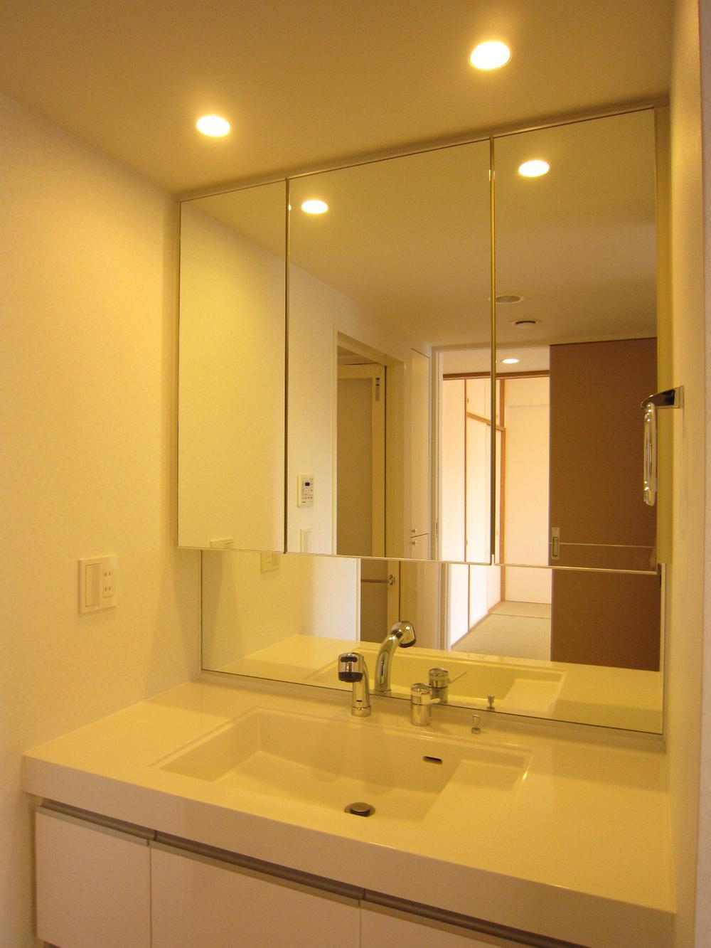 Wash basin, toilet. Indoor (11 May 2013) Shooting