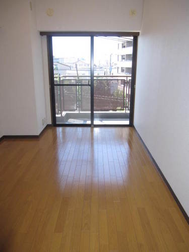 Entrance. Western-style about 5.8 tatami mats (taken from a different angle)