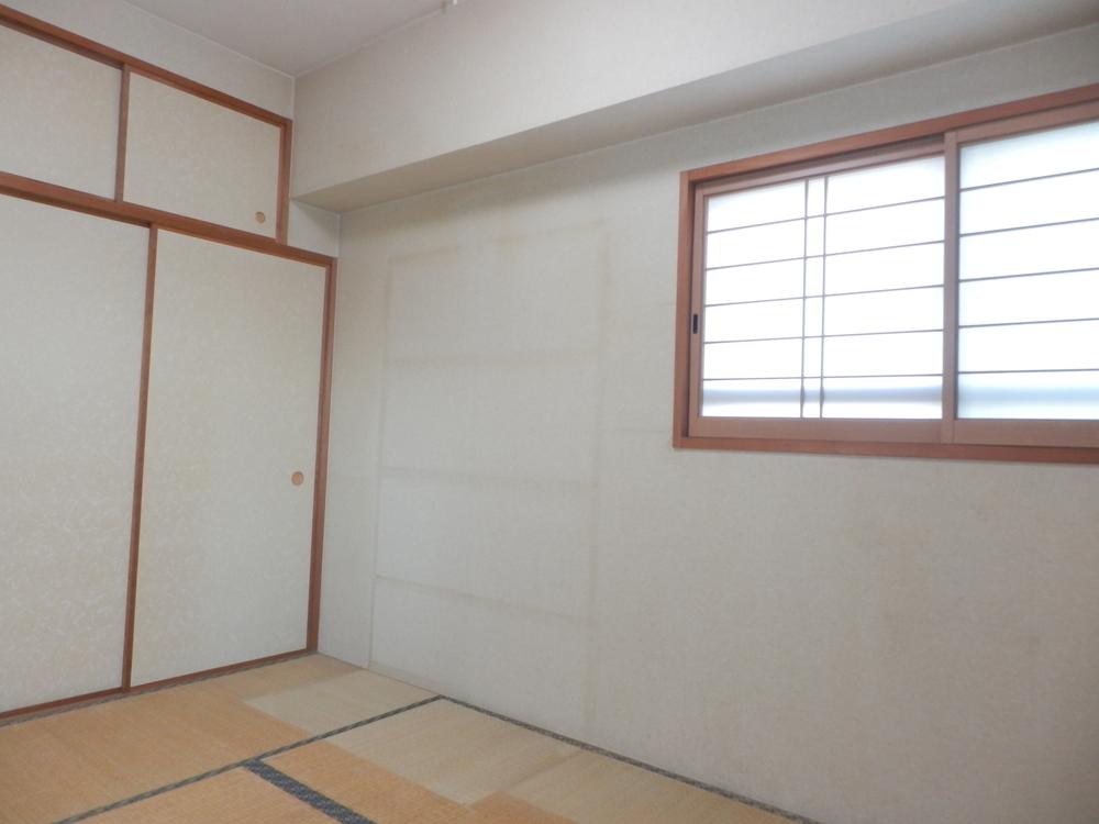 Non-living room. Indoor (09 May 2013) Shooting. It is a Japanese-style room of the corner room.