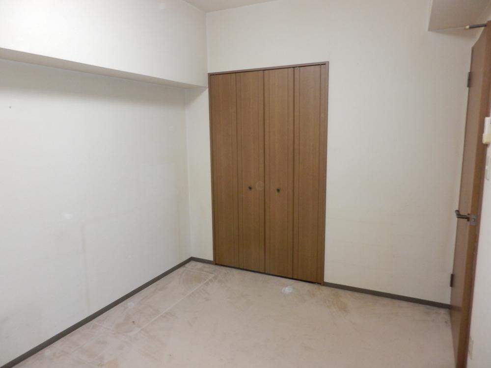 Non-living room. Indoor (09 May 2013) Shooting. Western-style with a closet.