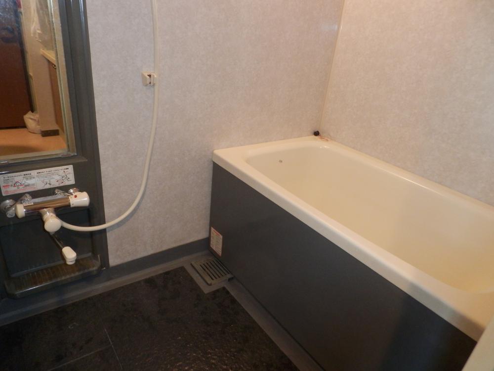 Bathroom. Indoor (09 May 2013) Shooting. It is a photograph of the bathroom.