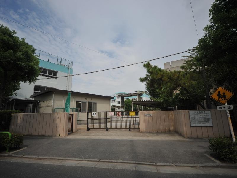 Primary school. Kamihirai until elementary school 835m