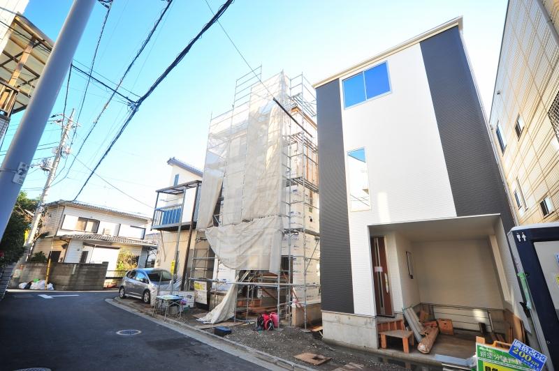 Local photos, including front road. North front road 5.46m public road. Building 2 south monthly parking, 1 Building south side 2-story single-family, Day and airy good quiet place. Local (10 May 2013) Shooting