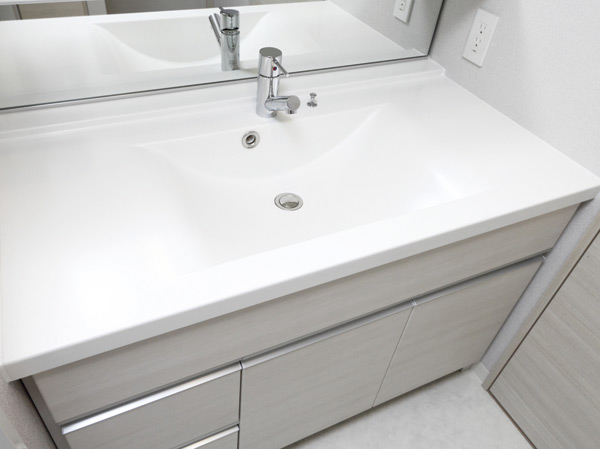 Bathing-wash room.  [Bowl-integrated counter] Counter top and sink bowl of integrally formed, Beautiful and it looks because there is no joint, Cleaning is easy.
