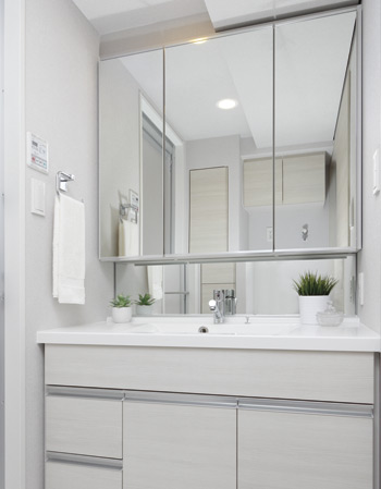 Bathing-wash room.  [Powder Room] The back of the wide triple mirror, It was provided with a storage space of the cabinet type. You can organize the clutter around basin with abundant storage capacity.
