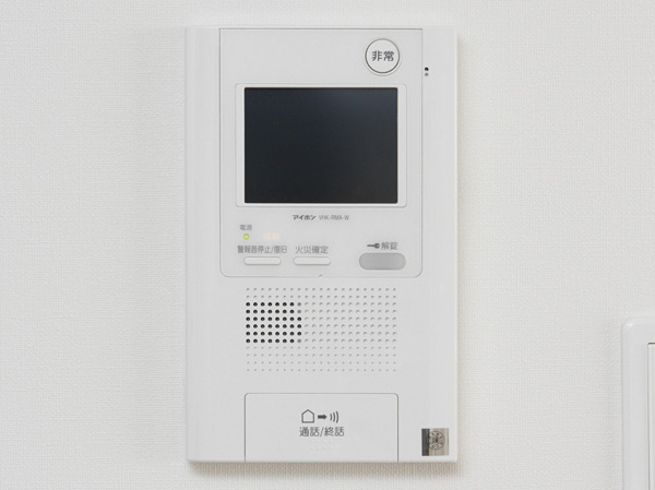 Security.  [Auto-lock system with a TV monitor] In a TV monitor of each dwelling unit, Check the visitor who is in the entrance hall. It is safe because it unlocked from the check with the video and audio. (Same specifications)