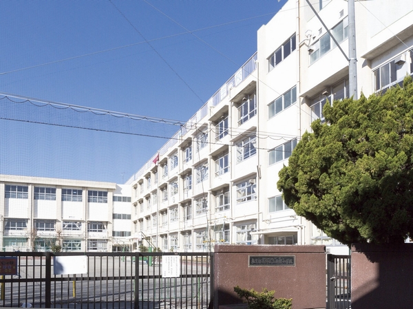 "Ward Shinjuku Elementary School" (2 minutes walk) ... junior high school is also a 6-minute walk. Easy commute is