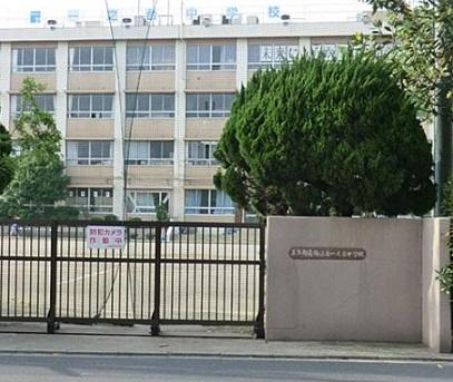 Junior high school. Kazuyuki stand 550m up to junior high school