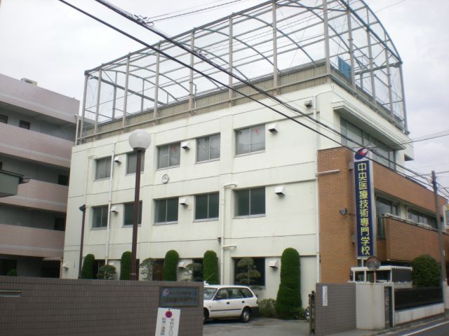 Other. 1600m to the central medical technology professional school (Other)